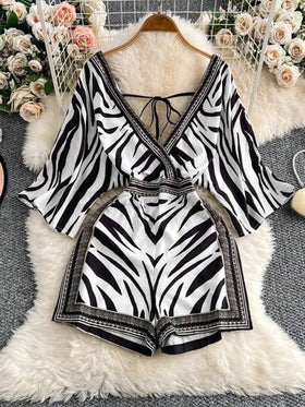 SHEIN جمبسوت قصيرة مناسبة للصيف مع ياقة على شكل V للنساء، عصرية الطراز