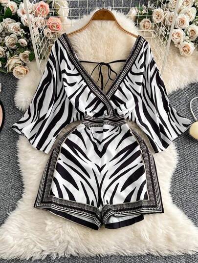 SHEIN جمبسوت قصيرة مناسبة للصيف مع ياقة على شكل V للنساء، عصرية الطراز