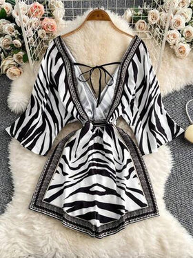 SHEIN جمبسوت قصيرة مناسبة للصيف مع ياقة على شكل V للنساء، عصرية الطراز