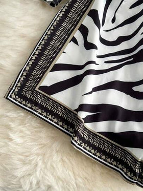 SHEIN جمبسوت قصيرة مناسبة للصيف مع ياقة على شكل V للنساء، عصرية الطراز