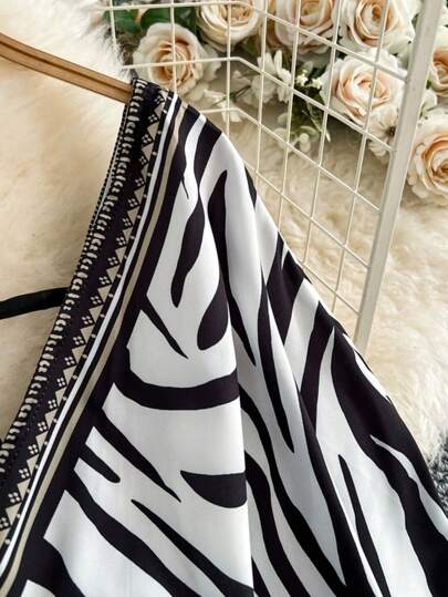 SHEIN جمبسوت قصيرة مناسبة للصيف مع ياقة على شكل V للنساء، عصرية الطراز