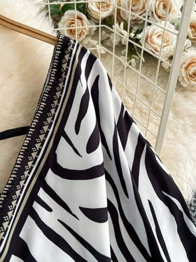 SHEIN جمبسوت قصيرة مناسبة للصيف مع ياقة على شكل V للنساء، عصرية الطراز