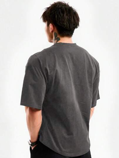 Manfinity Sport Streetwear تي شيرت كاجوال رياضي قصير الأكمام للرجال بياقة طاقم و لون أحادي ، بنمط صديق