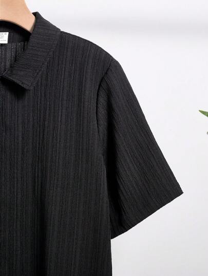 SHEIN قميص أسود قصير الأكمام كاجوال مناسب للرياضة والملابس الشارعية والبنك والروك والمدرسة واليومي والحفلات ومهرجانات الموسيقى في الربيع والصيف