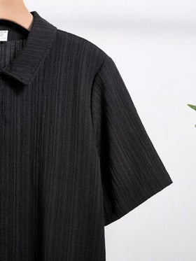 SHEIN قميص أسود قصير الأكمام كاجوال مناسب للرياضة والملابس الشارعية والبنك والروك والمدرسة واليومي والحفلات ومهرجانات الموسيقى في الربيع والصيف
