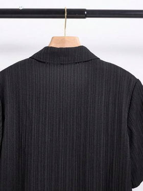 SHEIN قميص أسود قصير الأكمام كاجوال مناسب للرياضة والملابس الشارعية والبنك والروك والمدرسة واليومي والحفلات ومهرجانات الموسيقى في الربيع والصيف