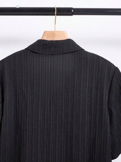 SHEIN قميص أسود قصير الأكمام كاجوال مناسب للرياضة والملابس الشارعية والبنك والروك والمدرسة واليومي والحفلات ومهرجانات الموسيقى في الربيع والصيف