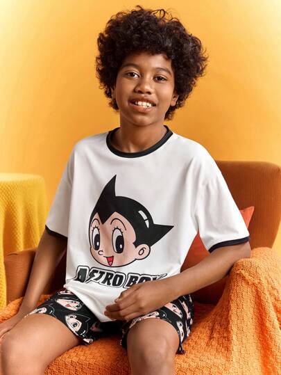 Astro Boy X SHEIN طقم بيجامة صيفي ل- البراعم من الأولاد يتكون من ملابس علوية كاجوال بأكمام قصيرة بيضاء ذات طراز كارتوني أنيق وشورت أسود فضفاض