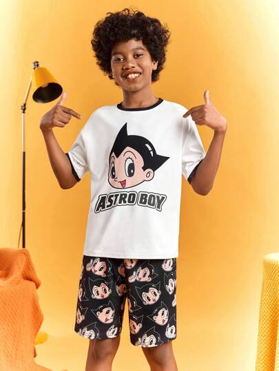 Astro Boy X SHEIN طقم بيجامة صيفي ل- البراعم من الأولاد يتكون من ملابس علوية كاجوال بأكمام قصيرة بيضاء ذات طراز كارتوني أنيق وشورت أسود فضفاض