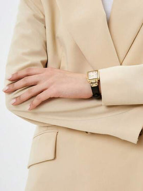 Anne Klein ساعة كوارتز بسوار جلد أسود للنساء، قرص نسيجي كريمي، حالة بلون ذهبي، أنيقة وعصرية، مناسبة كهدية للسيدات، AK/3752CRBK