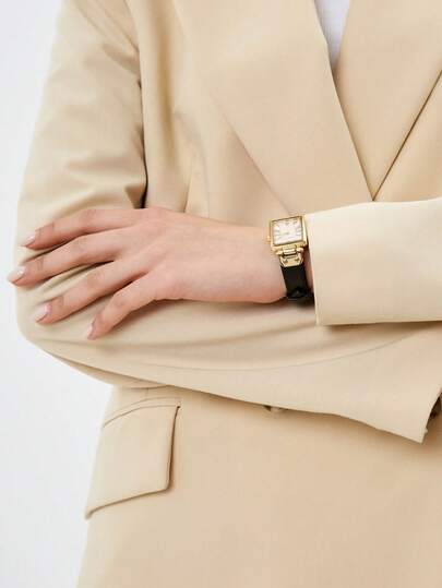 Anne Klein ساعة كوارتز بسوار جلد أسود للنساء، قرص نسيجي كريمي، حالة بلون ذهبي، أنيقة وعصرية، مناسبة كهدية للسيدات، AK/3752CRBK