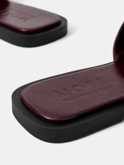 MOTF PREMIUM أحذية نسائية فرنسية جديدة من جلد PU عالي الجودة، أصابع مفتوحة وأصابع مربعة، قاع مسطح، لون بوردو متعدد الاستخدامات أنيق وخفيف، مانع للانزلاق، سهل الارتداء، أحذية صنادل مريحة