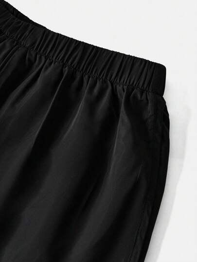 SHEIN شورت رياضي كاجوال للأولاد المراهقين يتميز بنسيج مُضلل وبطبعات منسوجة