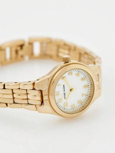 Anne Klein ساعة نسائية كوارتز ذهبية اللون مزودة بشارة بلون اللؤلؤ الأم سهلة القراءة، مع إبزيم قابل للتعديل وسوار سوار ساعة أنالوج أنيقة بشكل دائري مقاومة للماء، 10/5490MPGB