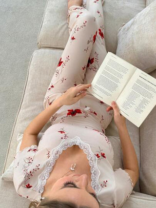 بيجامة نسائية كاجوال بنقشة زهور وتطريز دانتيل، قصة رقبة على شكل حرف V، قصة مريحة، أكمام قصيرة