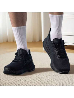 Asics أحذية الجري للرجال GEL-CUMULUS 27، أحذية رياضة خفيفة الوزن مريحة، أحذية كاجوال سوداء منخفضة الرقبة 1011B960-003