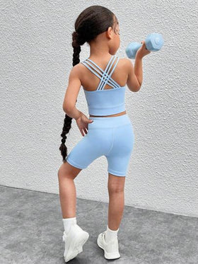 SHEIN مجموعة بتصميمين من ملابس علوية كامي أحادي اللون مصنوع من الأكريليك والأسفل شورت لللياقة البدنية للفتيات الشابات