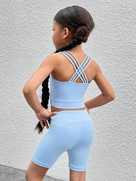 SHEIN مجموعة بتصميمين من ملابس علوية كامي أحادي اللون مصنوع من الأكريليك والأسفل شورت لللياقة البدنية للفتيات الشابات