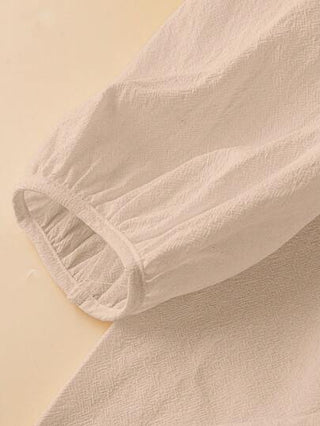 LUNE بلوزة بياقة على شكل حرف V مطرزة بأكمام قصيرة بيضاء للنساء