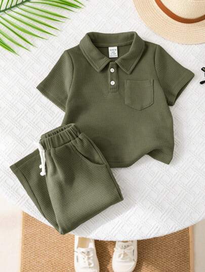 SHEIN مجموعة قميص قصير الأكمام مع طوق بولو وسروال بنطلون طويل كاجوال للأطفال الصبية، 2 قطعة في المجموعة