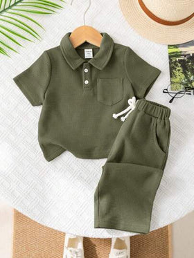 SHEIN مجموعة قميص قصير الأكمام مع طوق بولو وسروال بنطلون طويل كاجوال للأطفال الصبية، 2 قطعة في المجموعة