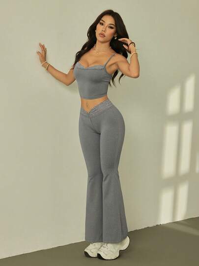 SHEIN PETITE مجموعة فساتين كاملة من قطعتين للسيدات، حمالات مع شق من الدانتيل الأسود وبنطلون مرتفع القدمين ضيق