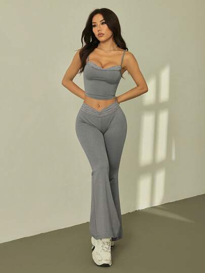 SHEIN PETITE مجموعة فساتين كاملة من قطعتين للسيدات، حمالات مع شق من الدانتيل الأسود وبنطلون مرتفع القدمين ضيق