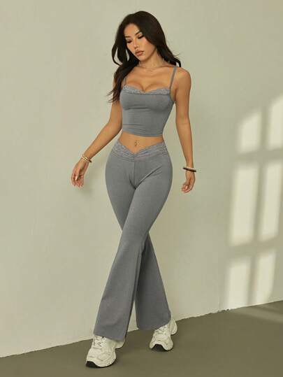 SHEIN PETITE مجموعة فساتين كاملة من قطعتين للسيدات، حمالات مع شق من الدانتيل الأسود وبنطلون مرتفع القدمين ضيق