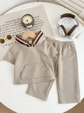SHEIN مجموعة بنطلون واقميص ذو رباط شرايط للأطفال الصغار البنين/البنات في الصيف، بطراز كوري لطيف، تيشرت برباط قلنسوة وبنطلون فضفاض واسع الساق، مجموعة قطعتين