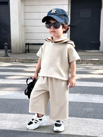 SHEIN مجموعة بنطلون واقميص ذو رباط شرايط للأطفال الصغار البنين/البنات في الصيف، بطراز كوري لطيف، تيشرت برباط قلنسوة وبنطلون فضفاض واسع الساق، مجموعة قطعتين
