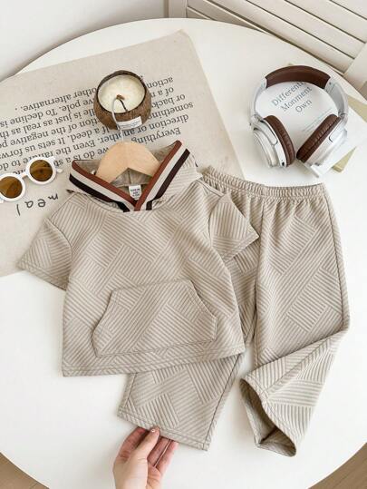 SHEIN مجموعة بنطلون واقميص ذو رباط شرايط للأطفال الصغار البنين/البنات في الصيف، بطراز كوري لطيف، تيشرت برباط قلنسوة وبنطلون فضفاض واسع الساق، مجموعة قطعتين