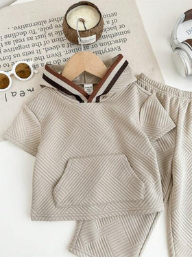SHEIN مجموعة بنطلون واقميص ذو رباط شرايط للأطفال الصغار البنين/البنات في الصيف، بطراز كوري لطيف، تيشرت برباط قلنسوة وبنطلون فضفاض واسع الساق، مجموعة قطعتين
