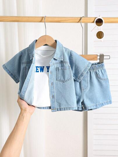 SHEIN TaviRue مجموعة 3 قطع تشمل: تي شيرت بطباعة حرفية بيضاء، كارديجان أزرق جينز كاجوال قصير الأكمام للأطفال الصغار، شورت جينز بخصر مطاطي، طقم تي شيرت بطباعة حرفية بيضاء