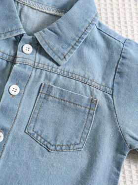 SHEIN TaviRue مجموعة 3 قطع تشمل: تي شيرت بطباعة حرفية بيضاء، كارديجان أزرق جينز كاجوال قصير الأكمام للأطفال الصغار، شورت جينز بخصر مطاطي، طقم تي شيرت بطباعة حرفية بيضاء