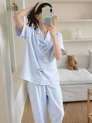 بيجاما طقم ملابس بيجامة لوازم الربيع بتصميم للفتيات المراهقات، يتكون من كارديجان ذو أكمام قصيرة مزين بفيونكة وبنطال، ذو طبعات شريطية باللون الأزرق الفاتح