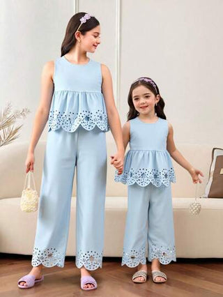 girls-sets طقم ملابس علوية بياقة مستديرة بلا أكمام مرتخية، مطرزة وملمع بقصات مضغوطة، وبنطال واسع الساق بلون واحد، أزرق فاتح