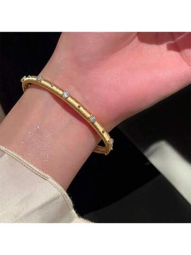 زخرفة رباعية الأوراق بطراز قديم سوار للنساء، بملمس مصقول قديم، تصميم فاخر من الزركونيا قطعة واحدة