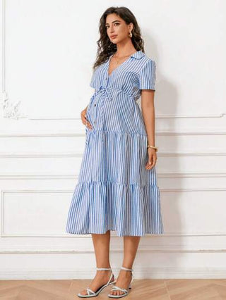 MaterniWear فستان أزرق مخطط ذو زر مزين بياقة الحمل