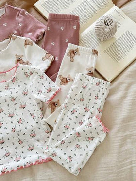 SHEIN LMoss Kids طقم بيجاما للأطفال البنات 6 قطع، مطبوع برسوم الدبي الكارتوني الجميل والزهور، تصميم قصير الأكمام وبنطال مع كشكشة، قطن مريح ومحبك للاستخدام اليومي