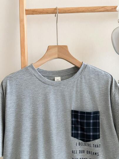 SHEIN مجموعة بيجاما لفتى المراهق مكونة من قميص كم قصير برقبة دائرية مع شعار حرفي وجيب وشورت مربعات ، 2 قطعة