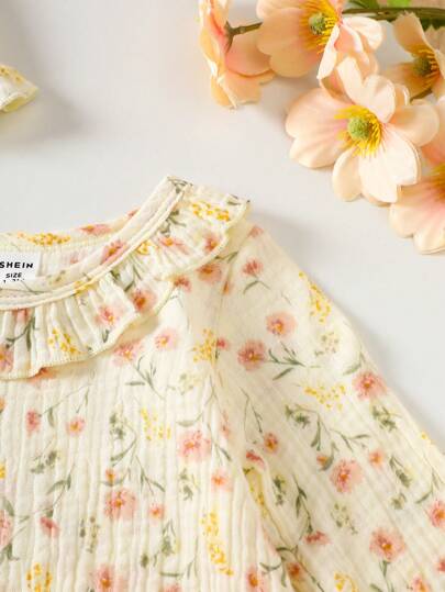 SHEIN طقم ملابس بيت مريحة للبنات الرضع مطبوع بزهور المشمش، رومبير طويل الأكمام مع قبعة، ملابس منزلية وعادية