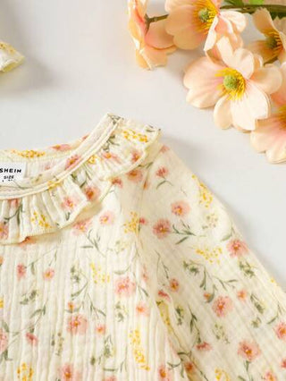 SHEIN طقم ملابس بيت مريحة للبنات الرضع مطبوع بزهور المشمش، رومبير طويل الأكمام مع قبعة، ملابس منزلية وعادية