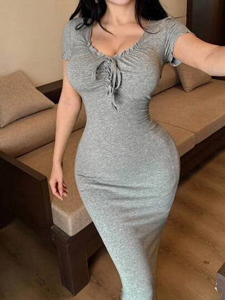 DAZY فستان نسائي ضيق يغلف الجسم مع ياقة متجعدة وخصر متربّط