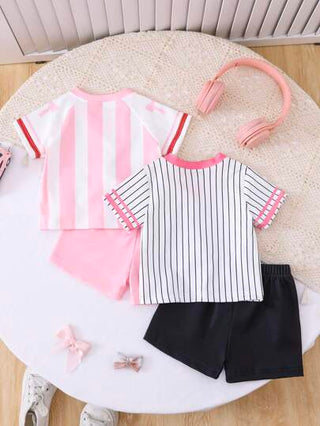 SHEIN 4 قطع/عبوة من ملابس الأطفال البنات من عمر 0 إلى 3 سنوات، مناسبة للربيع والصيف، تي شيرت جيرسي رياضي كاجوال بأكمام قصيرة ورقبة على شكل حرف V، بدلة كرة سلة/كرة قدم/كرة قدم مع شورت