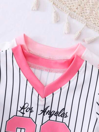 SHEIN 4 قطع/عبوة من ملابس الأطفال البنات من عمر 0 إلى 3 سنوات، مناسبة للربيع والصيف، تي شيرت جيرسي رياضي كاجوال بأكمام قصيرة ورقبة على شكل حرف V، بدلة كرة سلة/كرة قدم/كرة قدم مع شورت