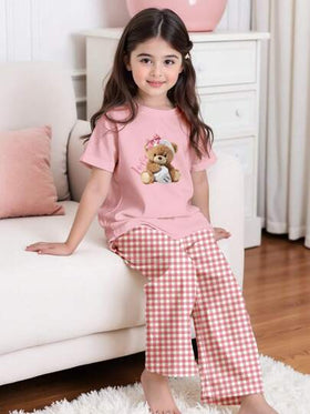SHEIN مجموعة بنطال بيجاما وتيشرت بتصميم الدب الصغير والنقوش الشهيرة للفتيات، ملائم للياقة النحيفة والرقبة المستديرة والأكمام القصيرة، مناسب للصيف