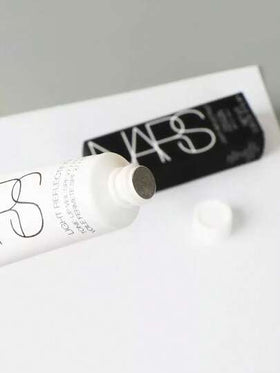 NARS [ميني] بريق المرآة TONE-UP ذات SPF27/PA++ 9مل / حجاب نغمة-أعلى يساعد على تصحيح الباهت لتفتيح، وتمهيد، وإكمال مظهر البشرة / لجميع أنواع البشرة / اختبر الاختصاصي الجلدي / لا يسد المسام