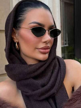 زوج من النظارات الشمسية للنساء بإطار معدني متعدد الأوجه ذو لون أحادي بطراز رجعي عصري لأسلوب الشارع للصيف والشاطئ والرحلات والأنشطة الخارجية