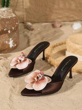On feet& in love صنادل نسائية أنيقة ذات كعب عالٍ مفتوحة الأصابع بحزام ساتان مزخرف بالزهور، مناسبة للفساتين في فصلي الربيع والصيف