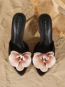 On feet& in love صنادل نسائية أنيقة ذات كعب عالٍ مفتوحة الأصابع بحزام ساتان مزخرف بالزهور، مناسبة للفساتين في فصلي الربيع والصيف
